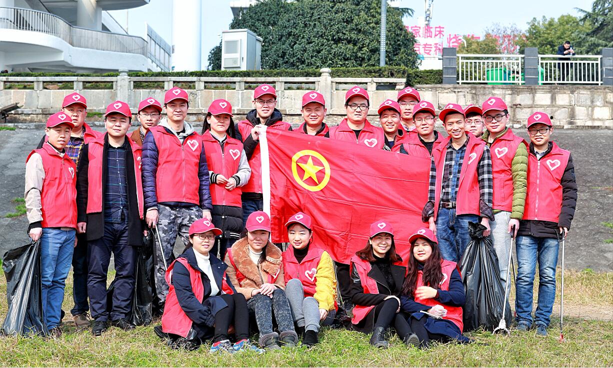 所共青團總支開展“清潔母親河”學雷鋒志愿服務活動